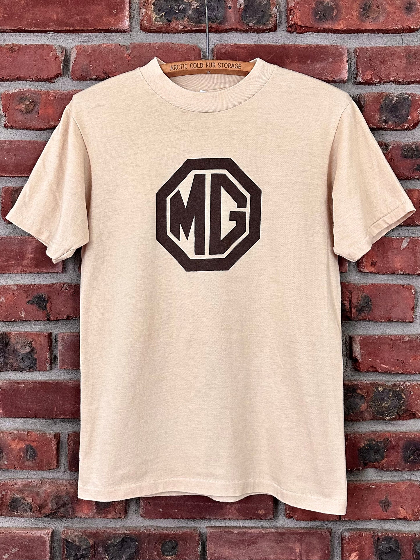 Vintage 80s 1980s MG Morris Garages Logo T-Shirt British Car Automotive Auto Mechanic Light Beige Hanes Mens Small S 17.25"W 25.75”L