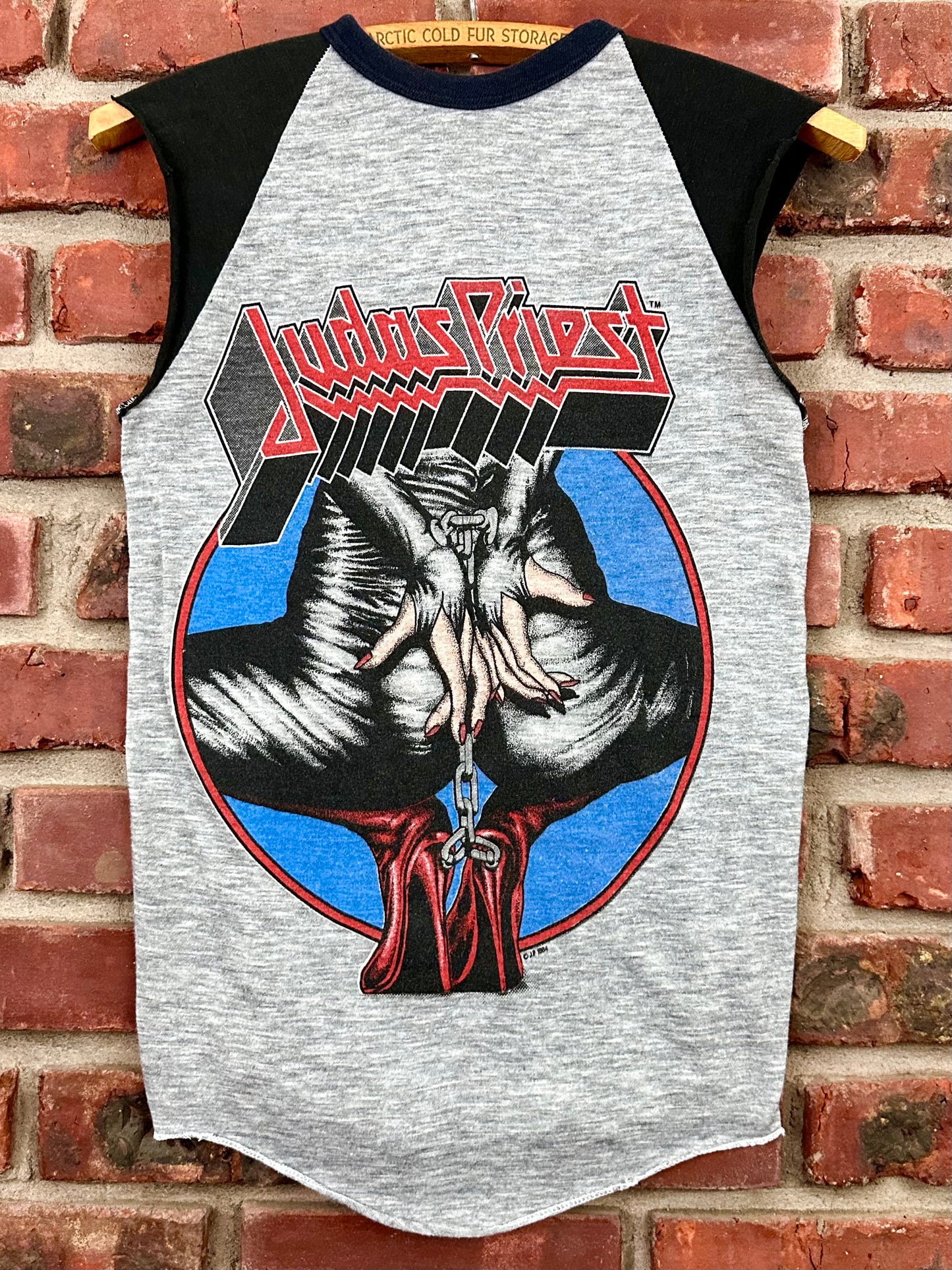 Vintage 80s 1980s 1984 JUDAS PRIEST Keep The Faith Defenders Tour Heavy Metal Rock Concert T-Shirt Jersey Sleeveless Cut-Off Tank Top Defenders of the Faith BDSM Bondage Graphic Thin Soft Gray Black Mens Extra Small XS 15x23