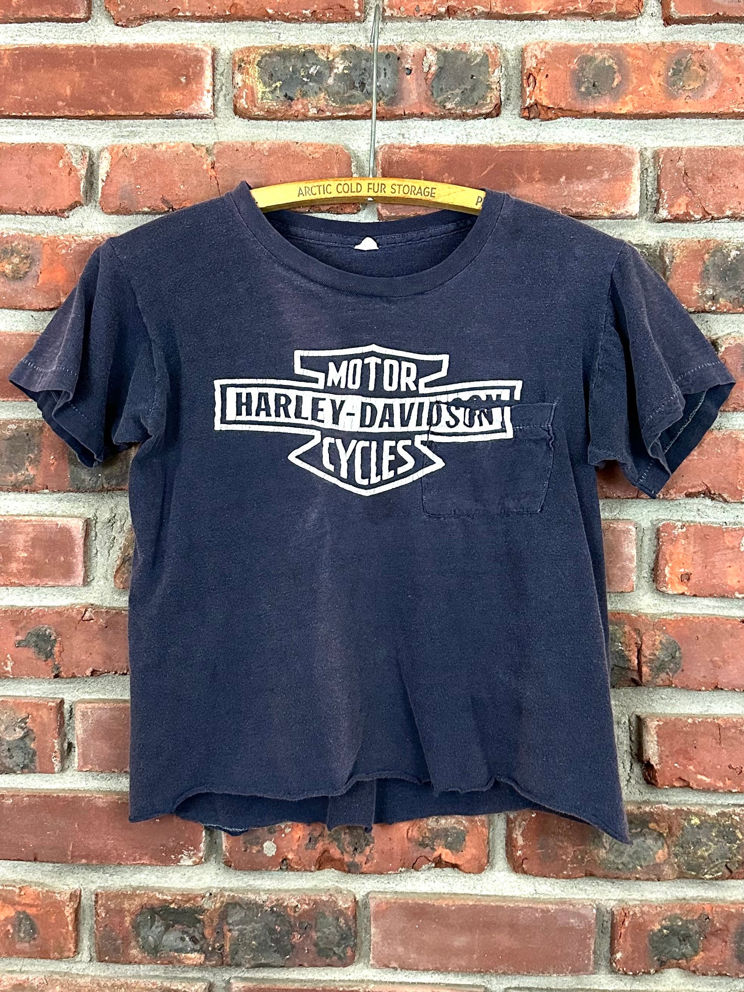 Vintage 60s 70s 1960s 1970s HARLEY DAVIDSON MOTORCYCLES Bar and Shield Cropped Pocket T-Shirt Austin Texas Dealer Blue Derby Label Mens Extra Small XS 17.25x19