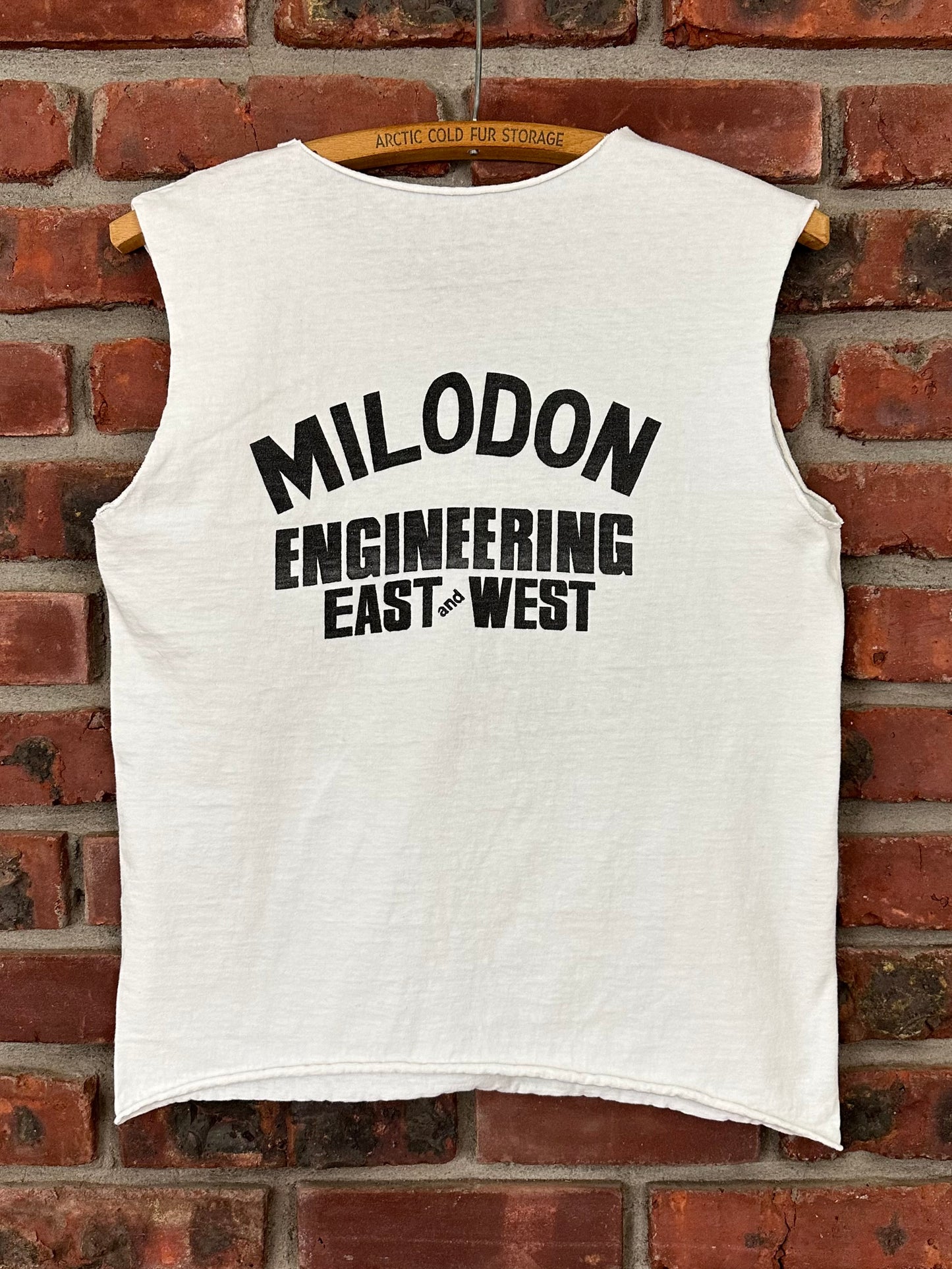 Vintage 70s 1970s Powered By MILODON VII Litre Aluminum Engine Sleeveless T-Shirt Cut-Off Tank Top Engineering East & West Speed Shop Hot Rod Drag Racing White Mens Extra Small XS 17.75" W 22.50"L