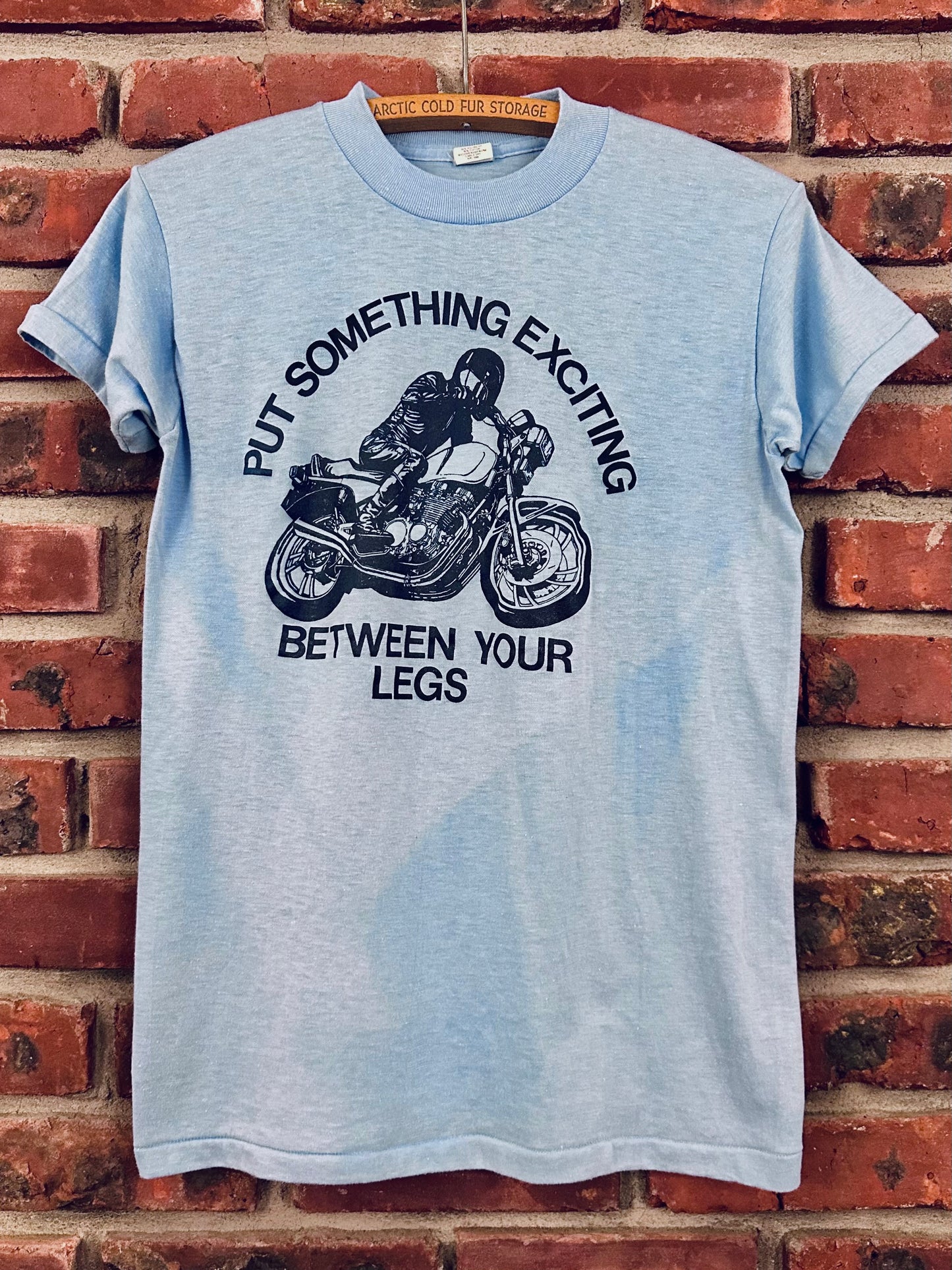 Vintage 80s 1980s YAMAHA TRIUMPH KAWASAKI Reliable Cycle Inc Minneapolis Dealer T SHIRT Put Something Exciting Between Your Legs Devknit Mens Small S 17.25x26.25