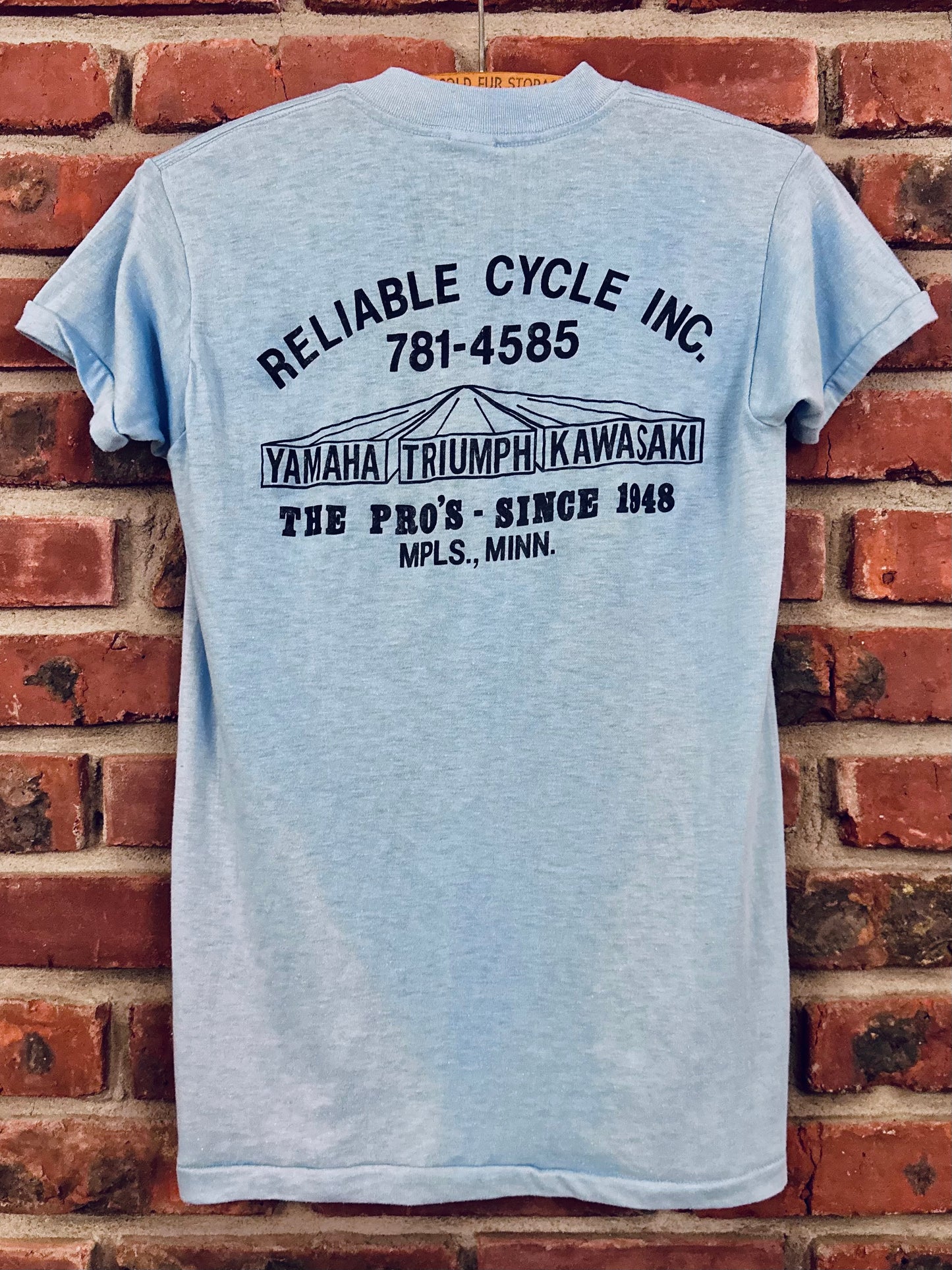 Vintage 80s 1980s YAMAHA TRIUMPH KAWASAKI Reliable Cycle Inc Minneapolis Dealer T SHIRT Put Something Exciting Between Your Legs Devknit Mens Small S 17.25x26.25