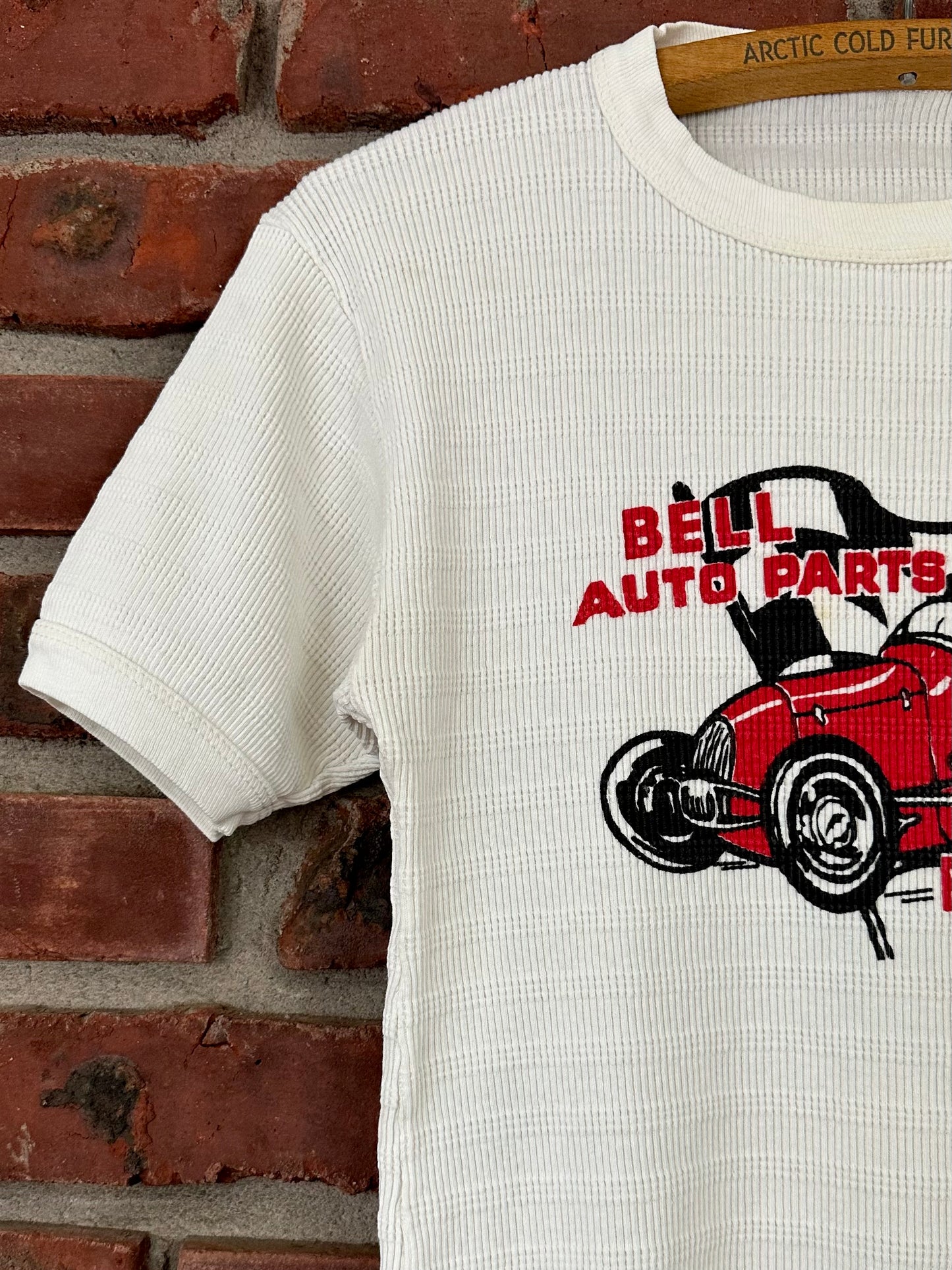 Vintage 50s 1950s BELL AUTO PARTS Bell California CA Waffle Thermal T-Shirt Hot Rod Drag Racing Automotive Pit Crew Auto Mechanic White Mens Small S 19.25W X 26”L